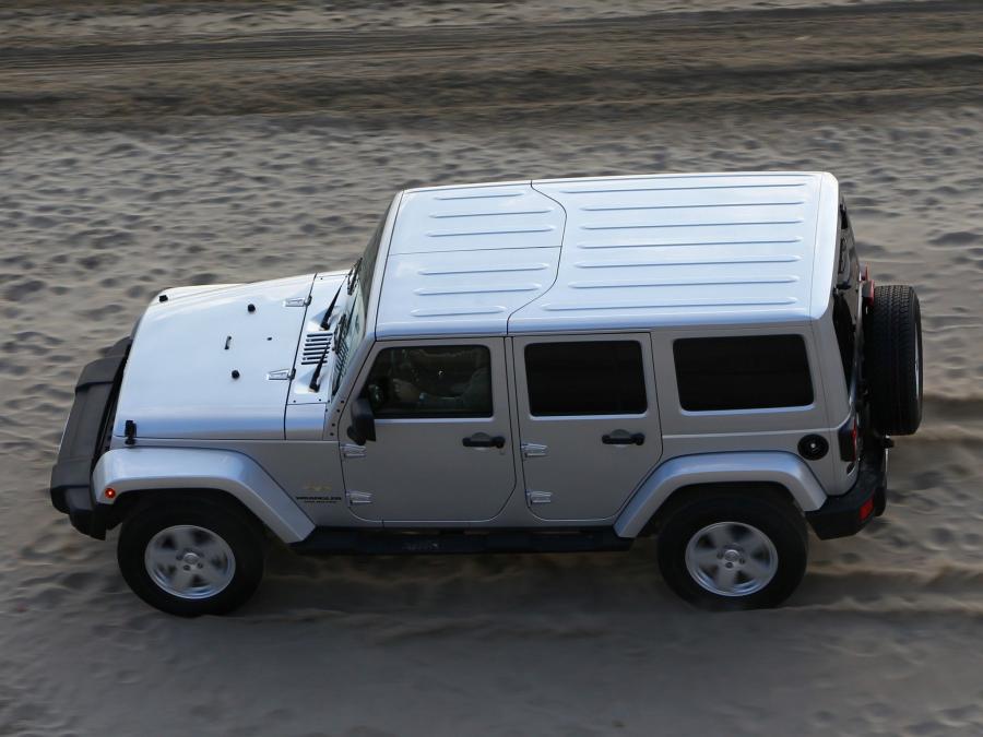  Jeep Wrangler Sahara Unlimited 2011 года  (EU) (фото 4 из 30)